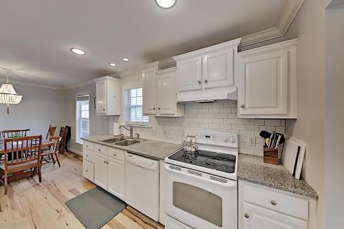 Secluded Escape Near Downtown & Biltmore Fun home - image 3