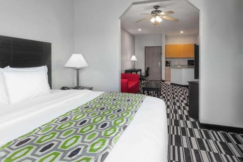 Days Inn & Suites by Wyndham Sulphur Springs