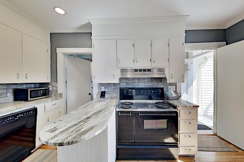 Adorable & Updated Home in the Heart of Freeport home - image 4