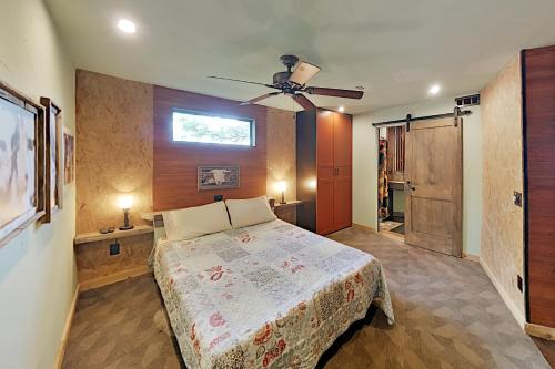 Hill Country River Oasis at the Old Goat House cabin - image 5