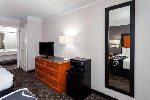 La Quinta Inn by Wyndham Laredo I-35 - image 6