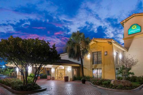 La Quinta Inn & Suites by Wyndham San Antonio Market Square