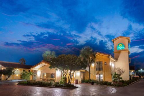 La Quinta Inn & Suites by Wyndham San Antonio Market Square