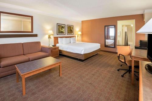 La Quinta Inn & Suites by Wyndham San Antonio Market Square