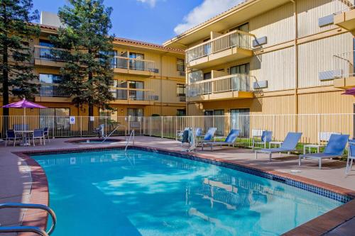 設施, 奧克蘭海沃德溫德姆拉昆塔套房酒店 (La Quinta Inn & Suites by Wyndham Oakland - Hayward) in 海沃德 (CA)