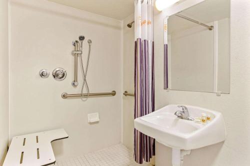 La Quinta Inn & Suites by Wyndham Tampa Bay Pinellas Park Clearw