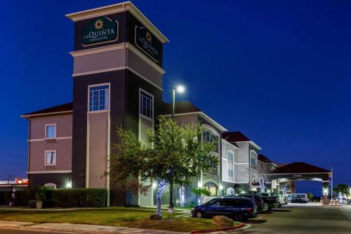 La Quinta Inn & Suites by Wyndham Laredo Airport