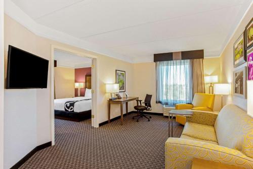 La Quinta Inn & Suites by Wyndham Panama City - image 7