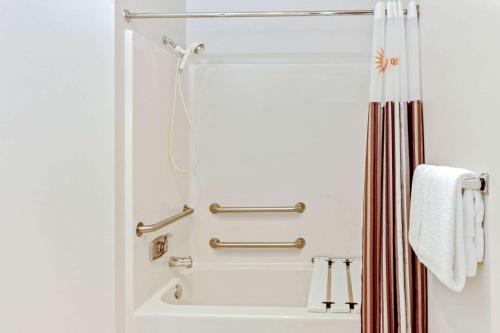 La Quinta by Wyndham Milwaukee Delafield La Quinta by Wyndham Milwaukee Delafield