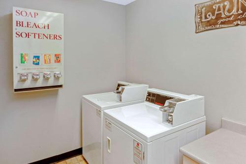 La Quinta by Wyndham Milwaukee Delafield La Quinta by Wyndham Milwaukee Delafield