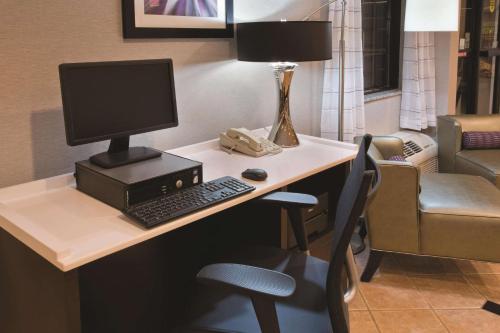 La Quinta by Wyndham Milwaukee Delafield La Quinta by Wyndham Milwaukee Delafield