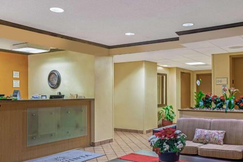 Lobby, La Quinta Inn & Suites by Wyndham Miami Cutler Bay in Miami (FL)