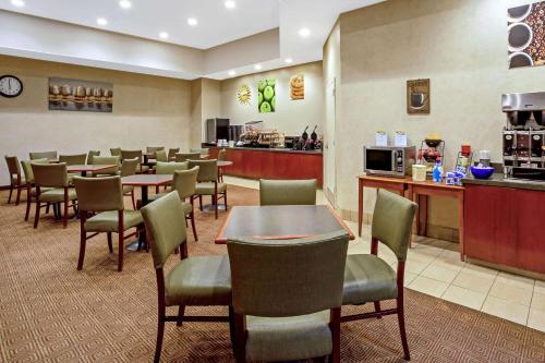 La Quinta by Wyndham Stamford / New York City