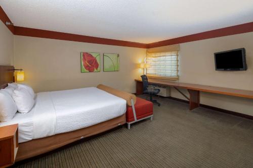 La Quinta Inn & Suites by Wyndham Savannah Southside