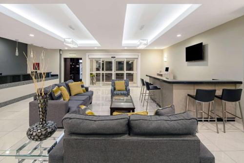 Előcsarnok, La Quinta Inn & Suites by Wyndham Mercedes Outlet Mall in Mercedes (Texas)