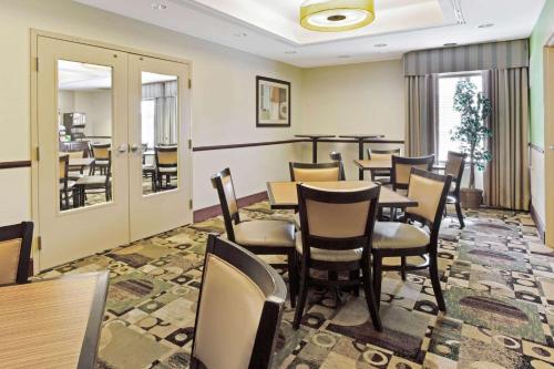 La Quinta by Wyndham Lancaster - image 7