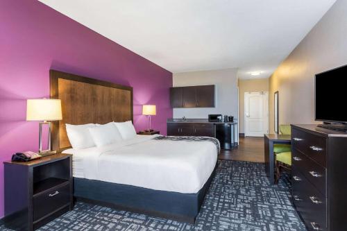 La Quinta by Wyndham Monahans Room Type - Deluxe King Suite - Non-Smoking