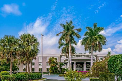 La Quinta Inn & Suites by Wyndham Naples Downtown