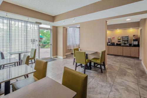 La Quinta Inn & Suites by Wyndham Naples Downtown