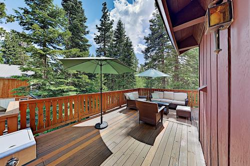 Kings Beach Cabin Near Lake Bike Trails & Skiing cabin - image 2