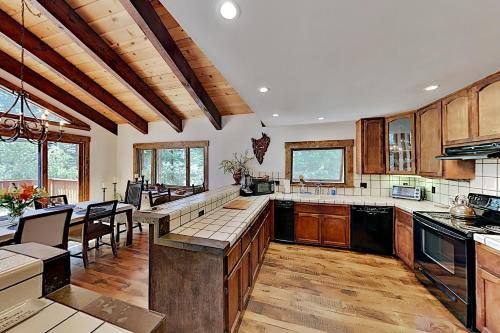 Kings Beach Cabin Near Lake Bike Trails & Skiing cabin - image 9