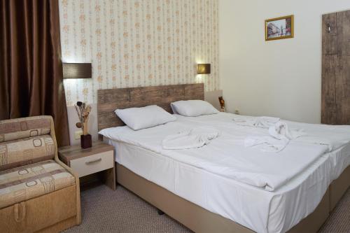 Double or Twin Room image 9