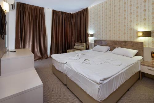 Double or Twin Room image 10