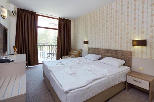 Double or Twin Room image 3