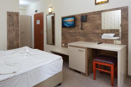 Double or Twin Room image 5