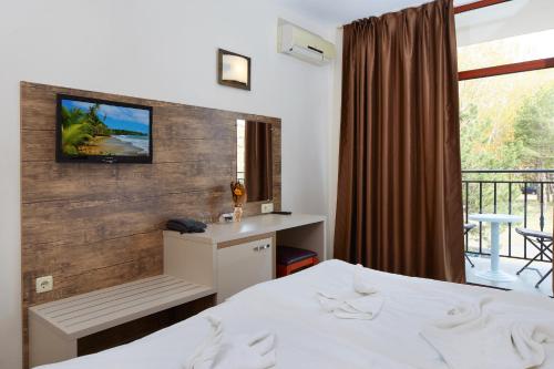 Double or Twin Room image 6