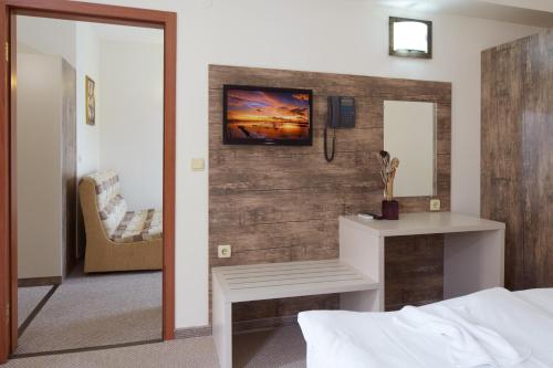 One-Bedroom Suite with Balcony image 9
