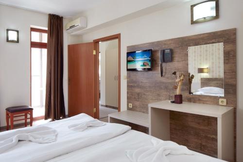 One-Bedroom Suite with Balcony image 8