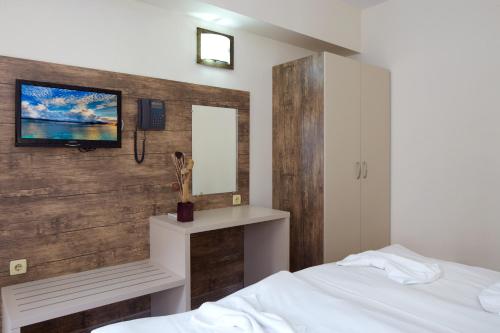 One-Bedroom Suite with Balcony image 7