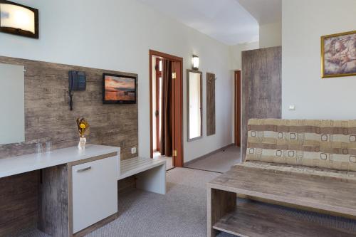 One-Bedroom Suite with Balcony image 6