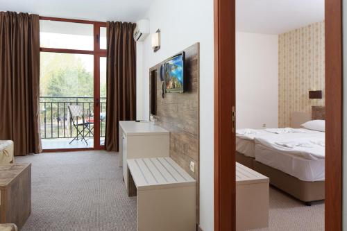 One-Bedroom Suite with Balcony image 5