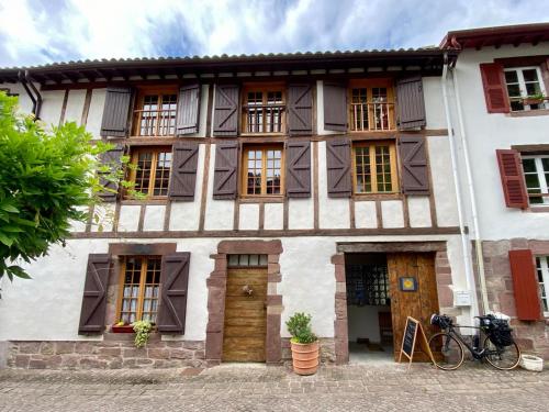 photo chambre Gite de la Porte Saint Jacques: a hostel for pilgrims