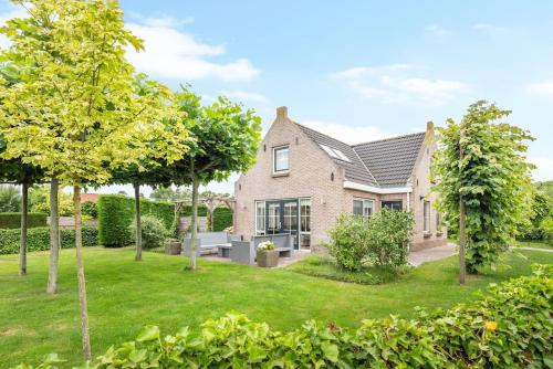  De Fryslân cottage met Scandinavische sauna, Unterkunft in Tzummarum