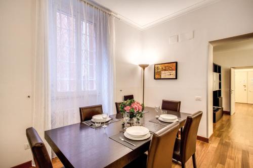 Holiday Apartment Bernini Near The Trevi Fountain - 4 Bedroom, Rome (photo 6)