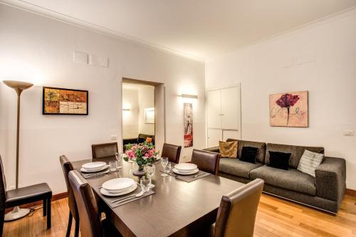 Holiday Apartment Bernini Near The Trevi Fountain - 4 Bedroom, Rome (photo 4)