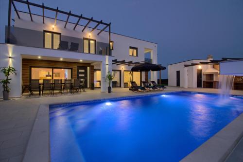 New luxury Villa with extra heated pool with hydromassage, biliard near town center