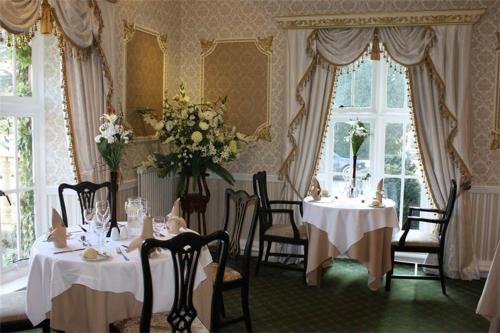 Maenan Abbey Hotel - image 2