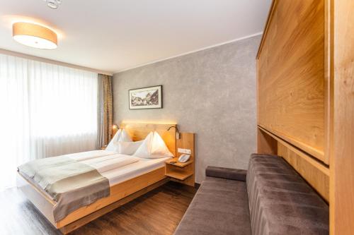 1 queen bed, 1 sofa bed