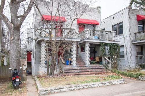 Apt on Town Square - Ultimate DT Fay Location!