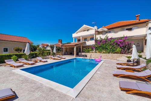  Merita Apartments with Pool, Pension in Sveti Filip i Jakov