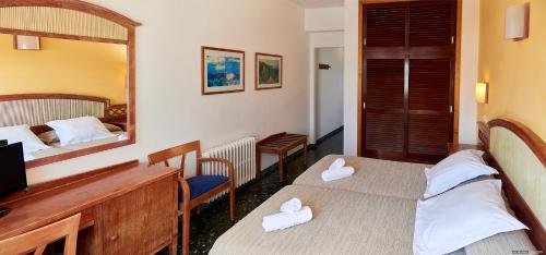 Hostal Illes Pitiüses