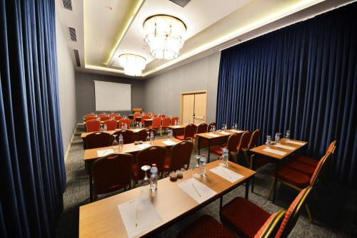 Best Western Plus Center Hotel - image 11