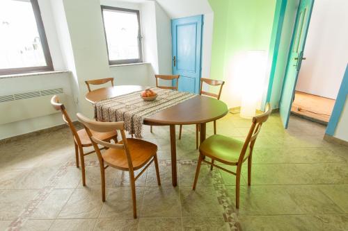 Létesítmények, Hiša Šucarija (Hisa Sucarija) in Dutovlje