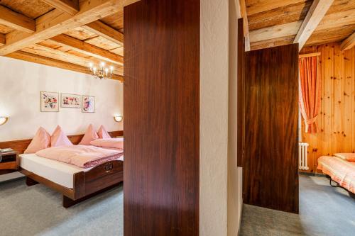 Standard Double Room image 9