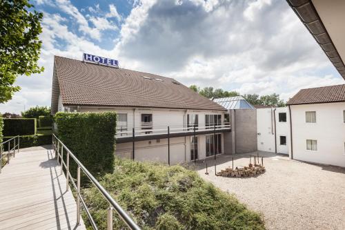 . Flanders Lodge Hotel