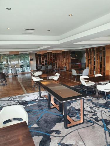 Clayton Hotel Silver Springs - image 3